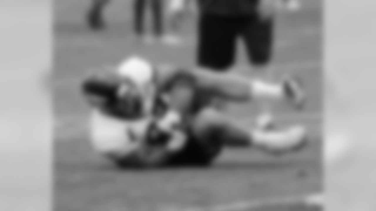 DT Justin Bannan recovers a fumble during a drill.