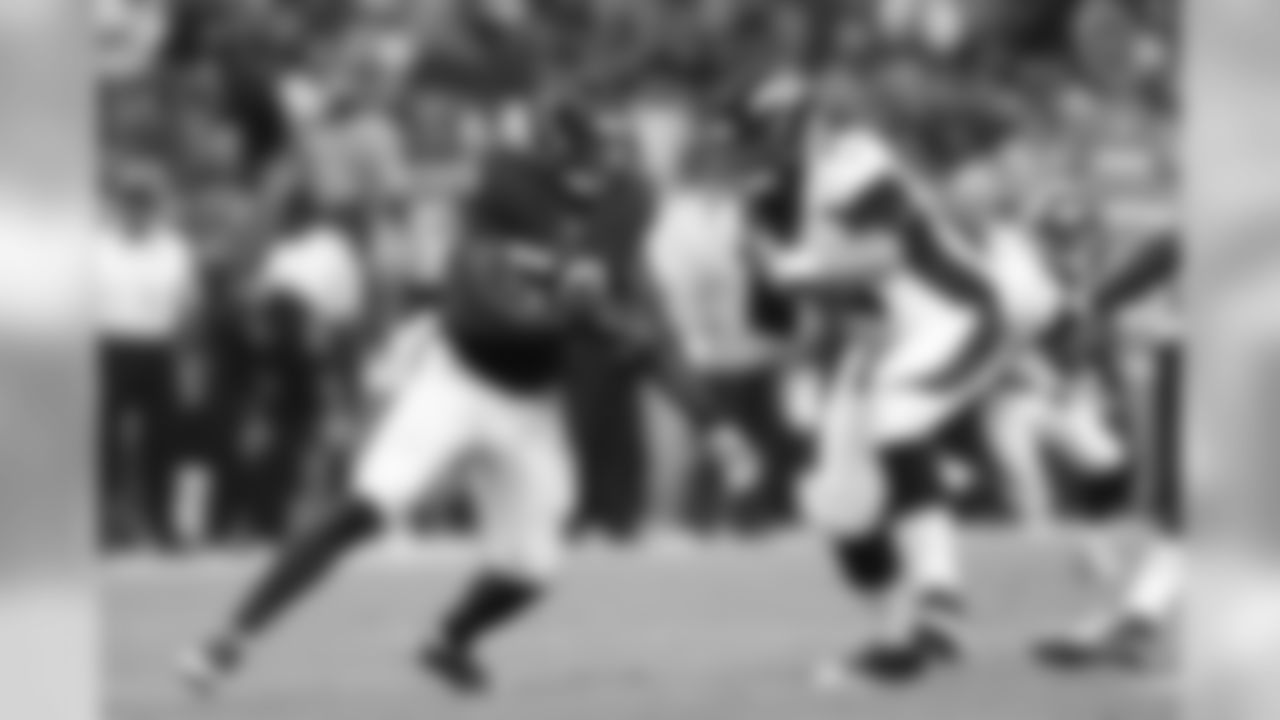 offensive tackle Ty Sambrailo (74)
