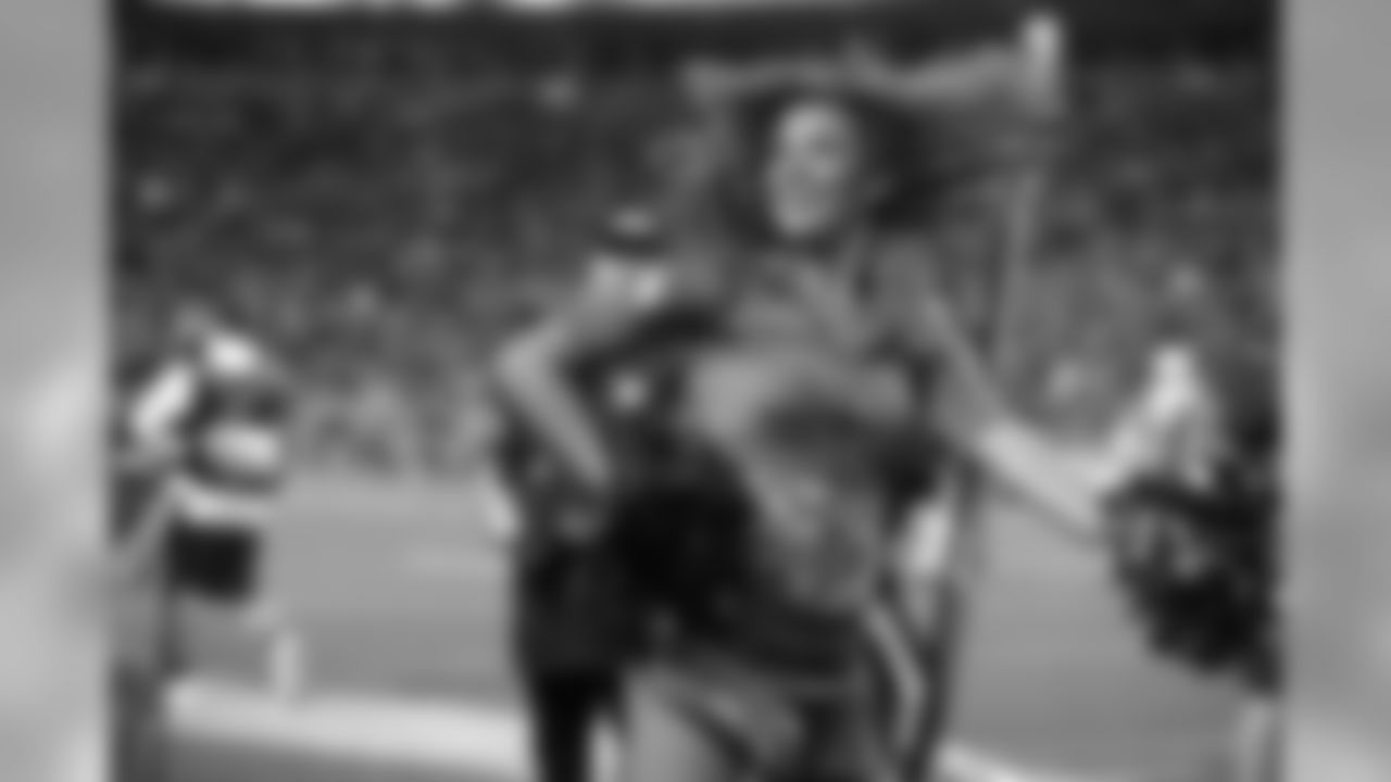 171112, Denver Broncos, New England Patriots, NEP, SNF DBC, Cheerleaders Breanna