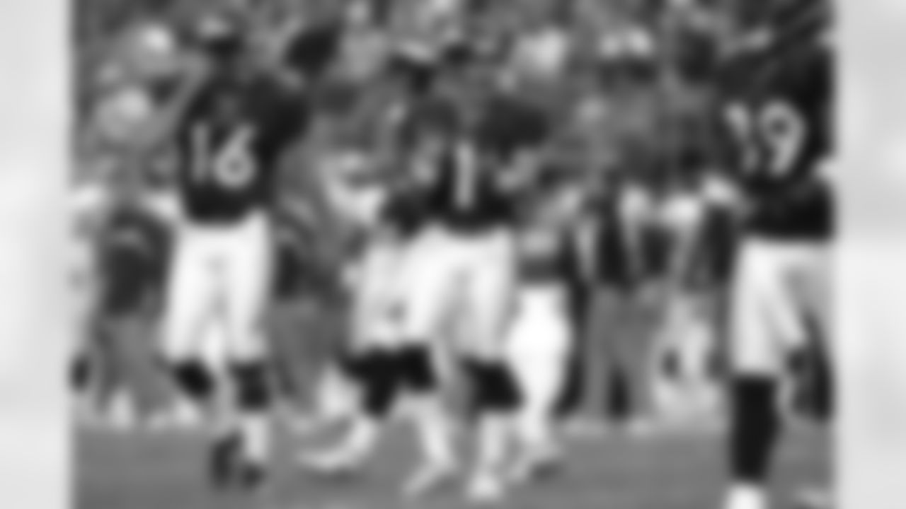 Jason Elam celebrates after kicking a field goal against the San Diego Chargers at Invesco Field at Mile High in Denver, CO on November 11, 2001.