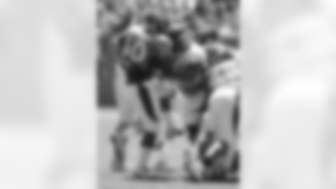 LB Danny Trevathan stops RB Juwan Thompson