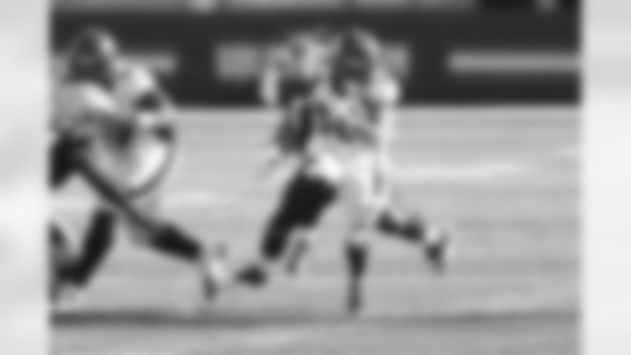 Denver Broncos running back Phillip Lindsay (30) carries the ball during the NFL game against the New England Patriots at Gillette Stadium in Foboro, Massechusetts, October 18, 2020.
Photo by Gabriel Christus