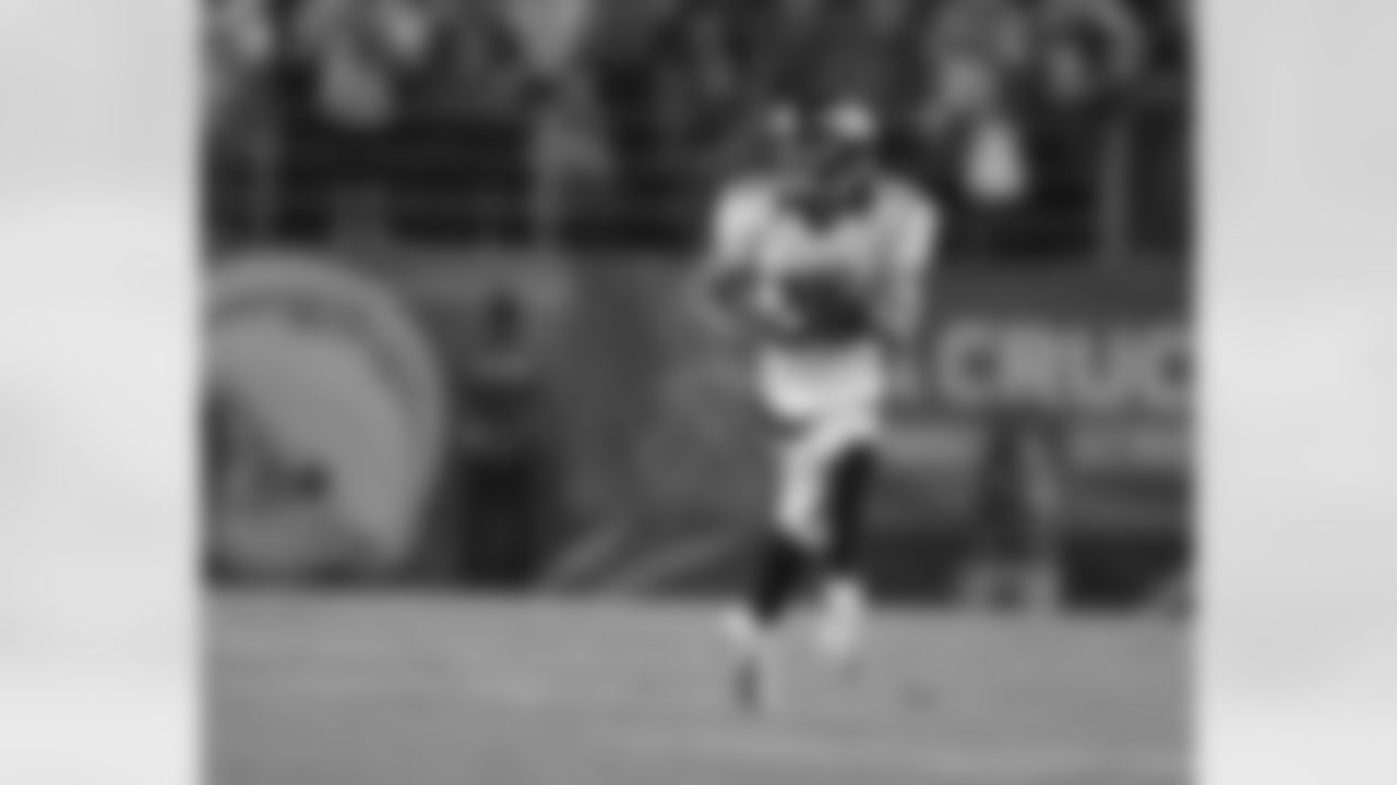 Carter dashes down the sideline en route to the end zone.