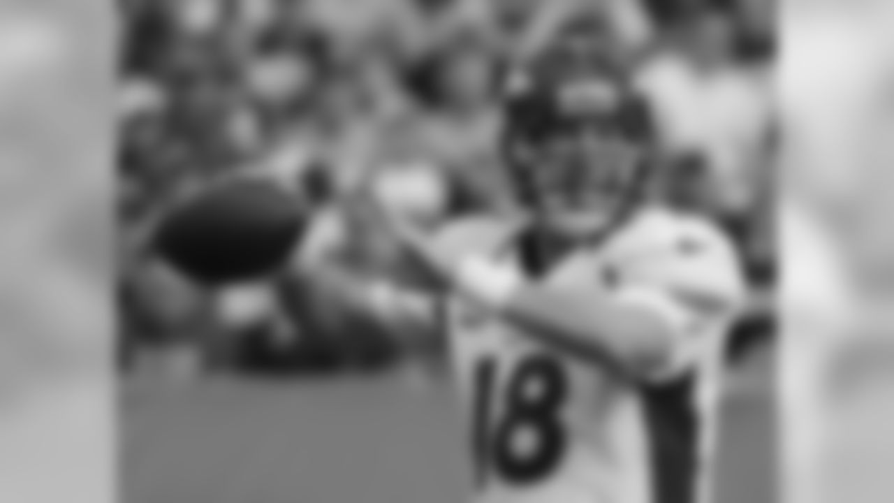 QB Peyton Manning gets ready to fire a pass to a receiver in the first quarter.