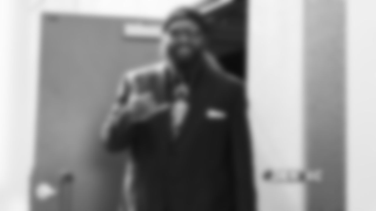 Domata Peko Sr. walks to the buses during the team's travel for their Week 8 game against the Kansas City Chiefs on October 27, 2018.