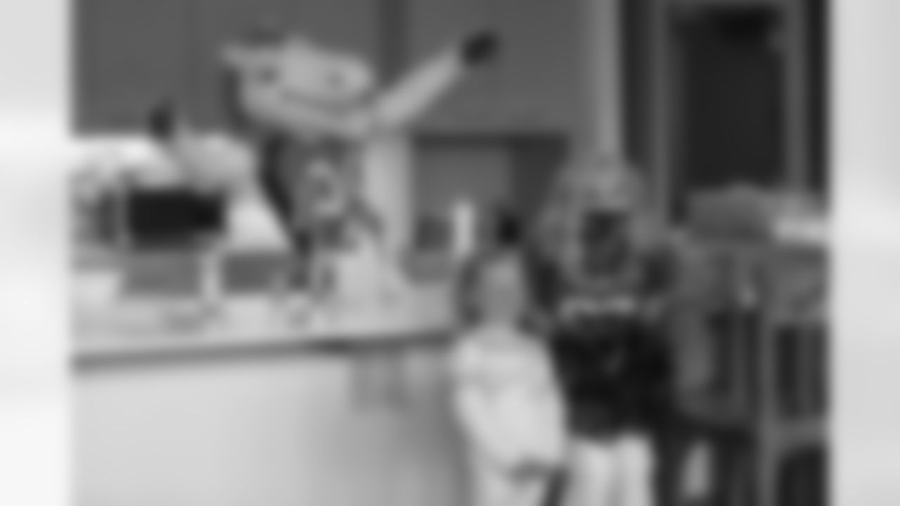 Denver Broncos Cheerleaders and Miles the Mascot deliver more than 2,700 gourmet boxed lunches, prepared by Epicurean Catering, to frontline and essential workers (healthcare professionals, first responders, teachers, grocery store employees and nonprofits) the week of Aug. 31, 2020.
