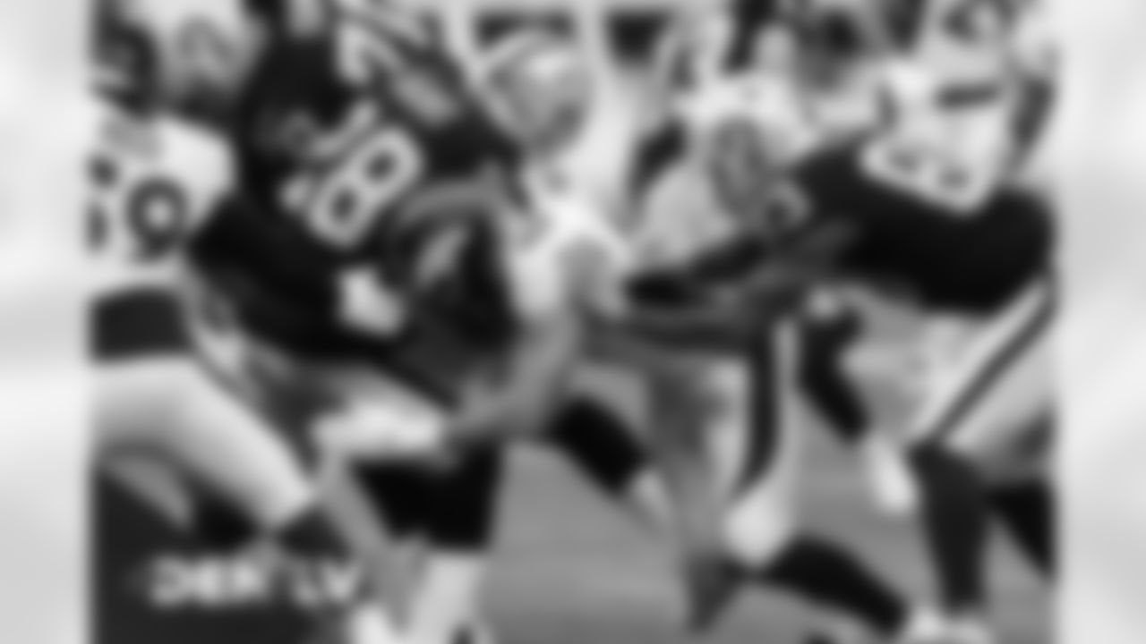 Josey Jewell during the first half of the Broncos' Week 10 game against the Las Vegas Raiders at Allegiant Stadium in Las Vegas, Nevada. (Photo by Gabriel Christus)