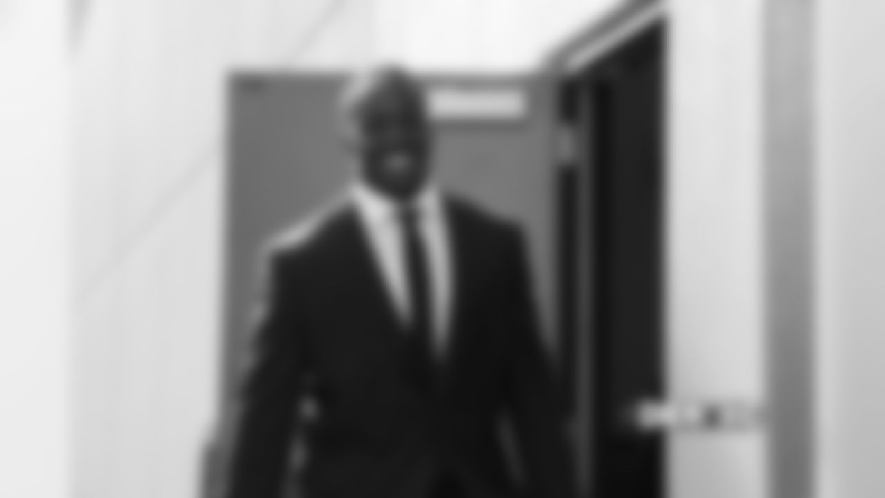 Joe Jones walks to the buses during the team's travel for their Week 8 game against the Kansas City Chiefs on October 27, 2018.