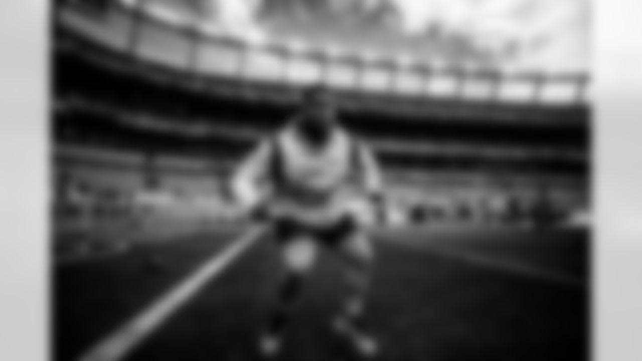 DeShawn Williams warms up before the Broncos' Week 10 game against the Philadelphia Eagles at Empower Field at Mile High in Denver, Colorado on November 14, 2021. (Photo by Ben Swanson)