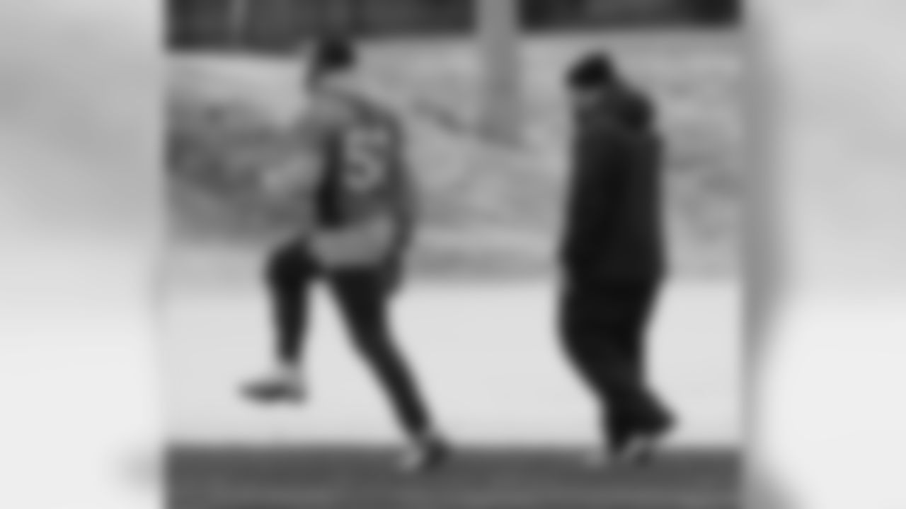 Woodyard works with Richesson during practice.