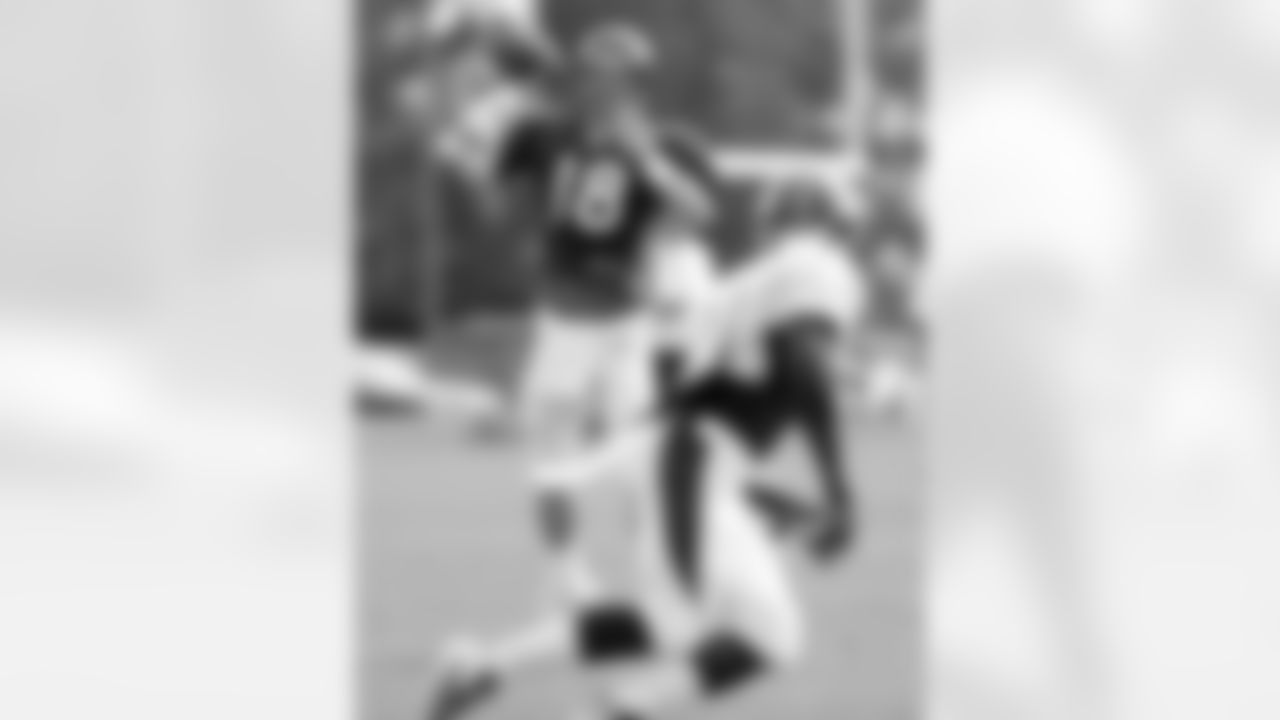 Manning throws a pass to Hillman.
