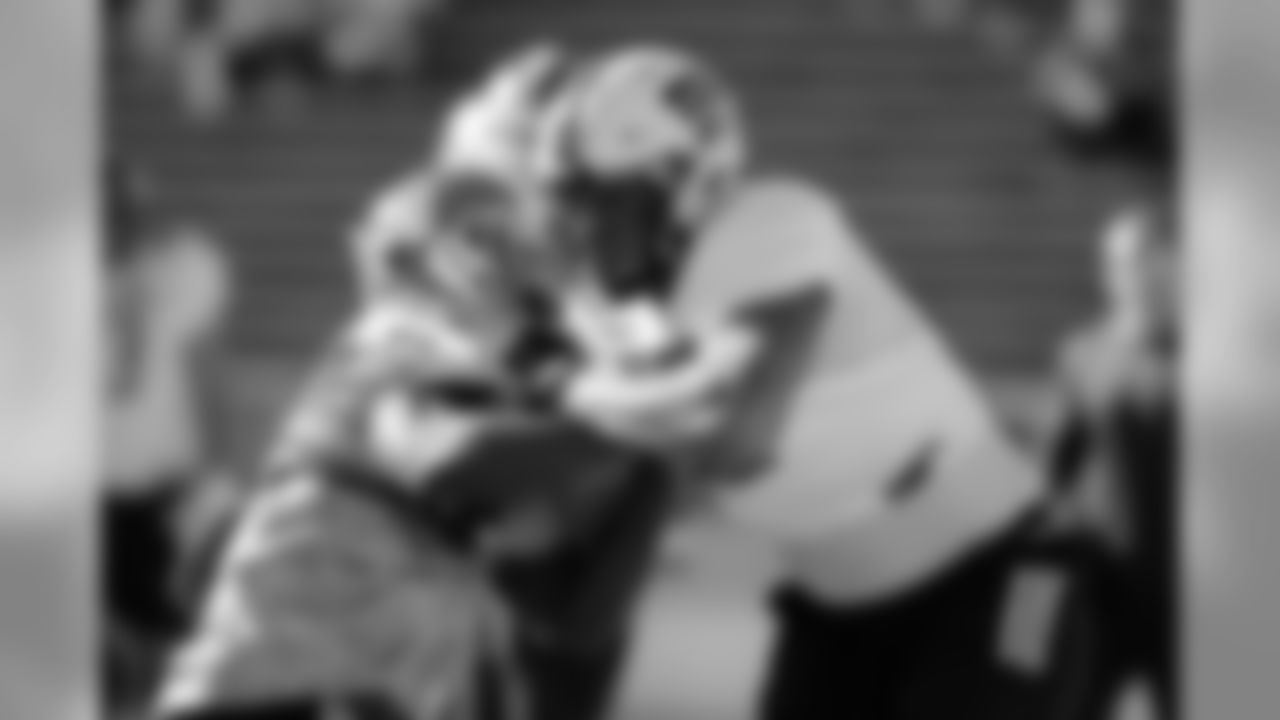 TCU offensive tackle Joe Noteboom did a good job in his one-on-one battles with UTSA edge rusher Marcus Davenport, holding his ground effectively and forcing Davenport away from the pocket. He does a solid job using a pass rusher's speed against him, by making sure the edge rushers' momentum carries him wide and behind the quarterback.
