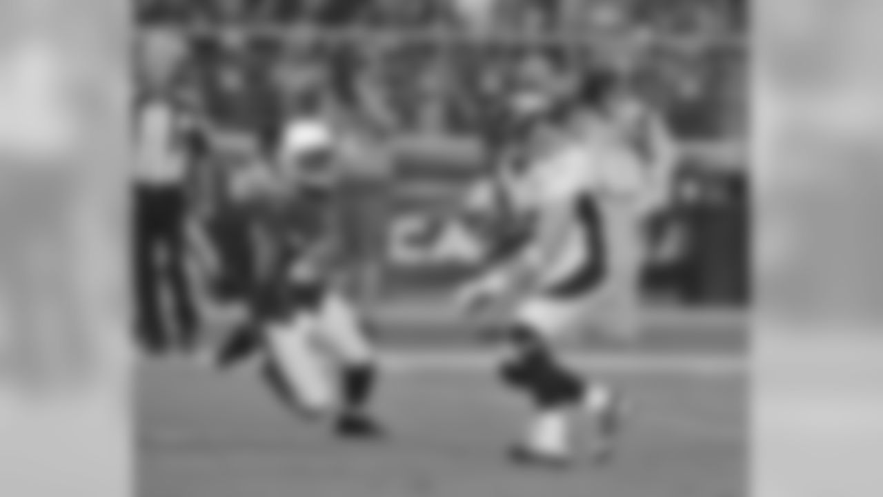 Safety Jim Leonhard returns a punt during the first half against the Arizona Cardinals.