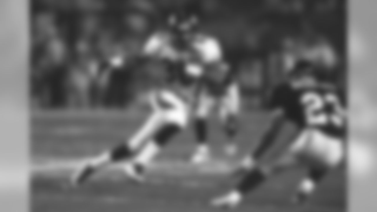 Rod Smith makes a 41-yard reception against the Atlanta Falcons in Super Bowl XXXIII at Pro Player Stadium in Miami, FL on January 31, 1999.