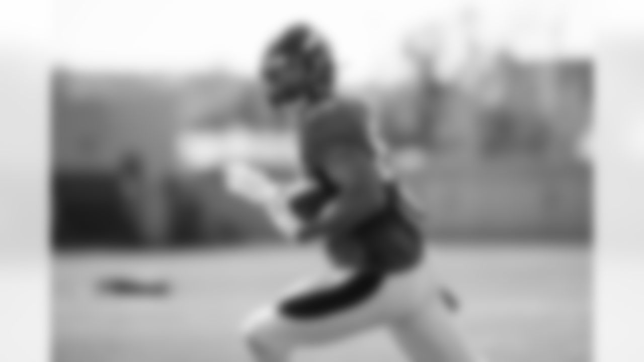 Nick Vannett runs with the ball during the 14th day of training camp at UCHealth Training Center on September 1, 2020. (Photo by Ben Swanson)