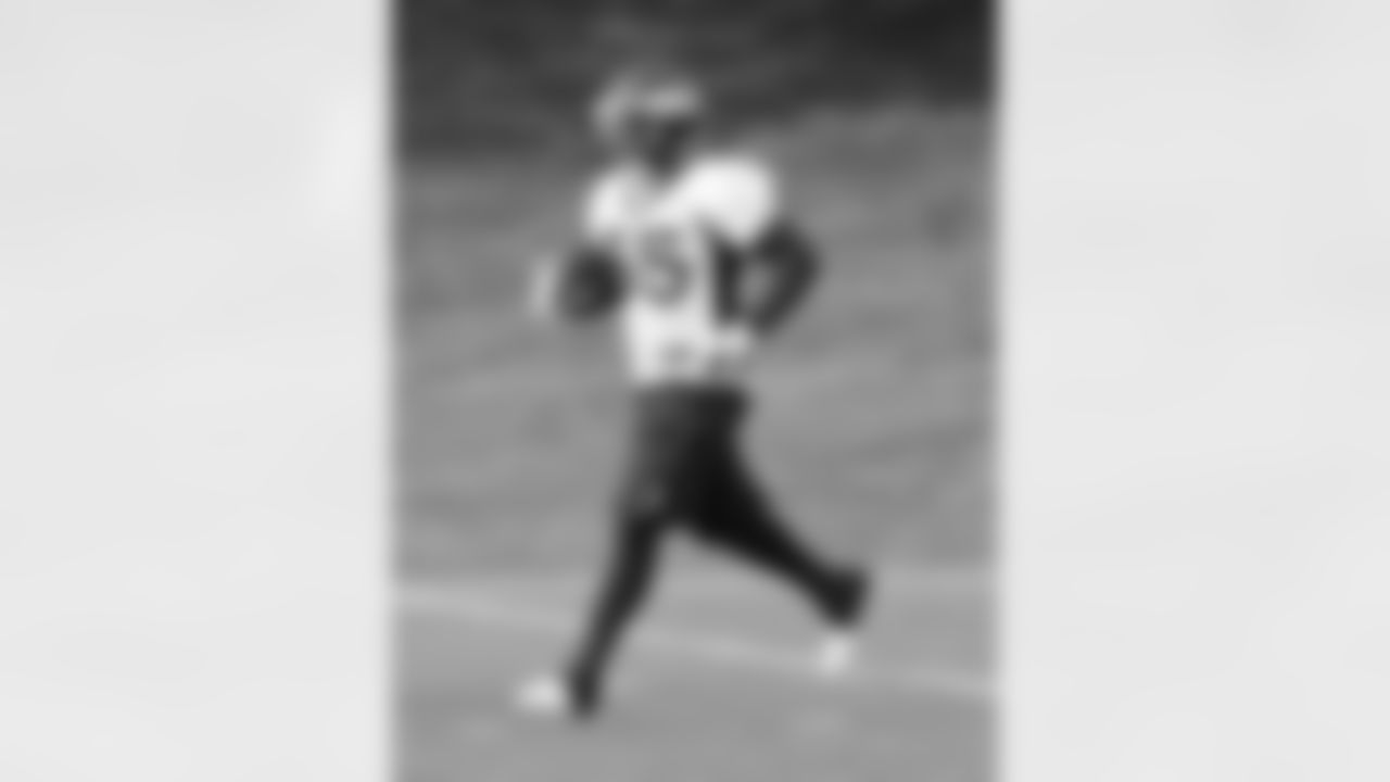 Lance Ball gets ready for contact after making a catch.
