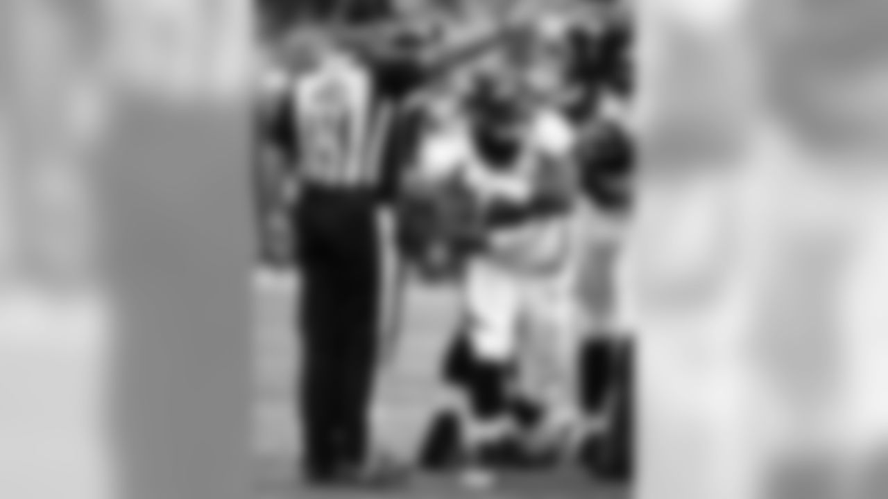 inside linebacker Todd Davis (51)