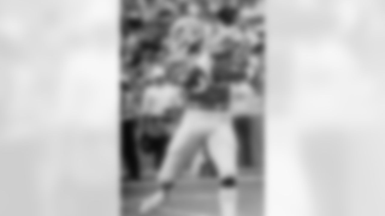 Rick Upchurch runs with the ball during a game.
