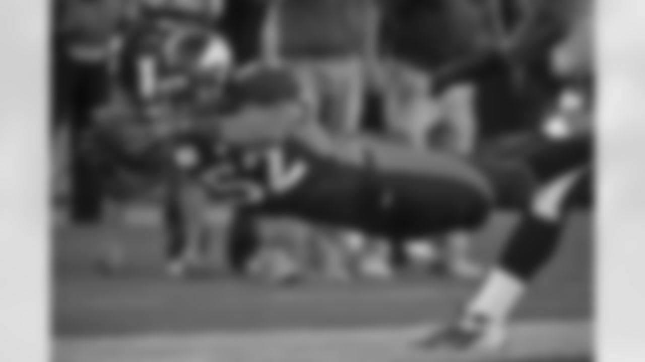Woodyard dives for the pylon on the return of his first-half interception.