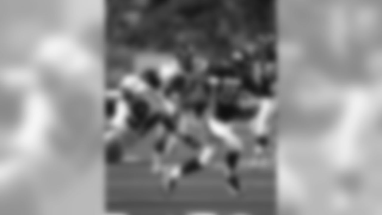 Rod Smith sprints downfield after making a reception against the Atlanta Falcons at the Georgia Dome in Atlanta, GA on September 28, 1997.