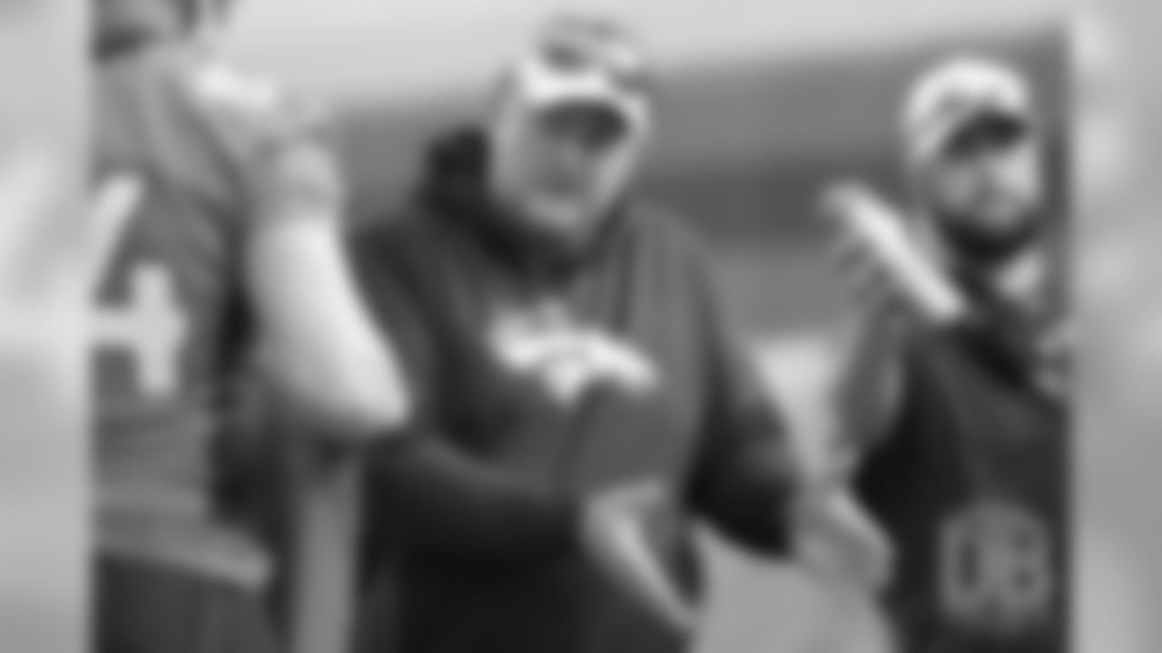 Tight Ends Coach Wade Harman speaks to his position group during the first day of voluntary veteran minicamp on April 16, 2019.