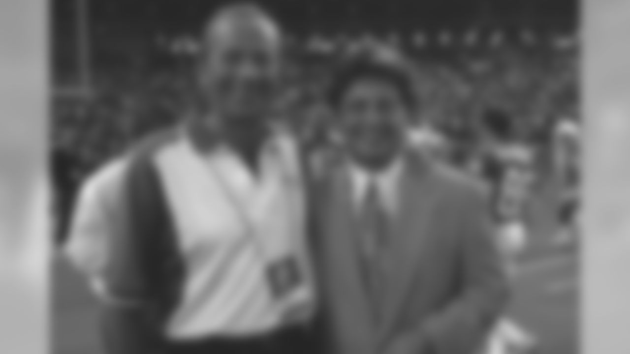 Broncos owner Pat Bowlen and 49ers president Carmen Policy pose before the 1995 American Bowl.