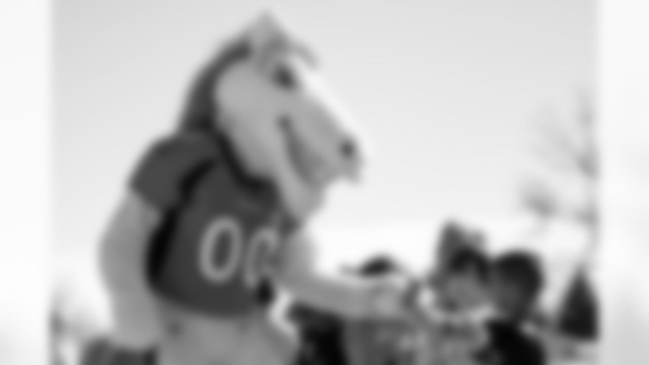Miles the mascot and a student during an event as part of Random Acts of Kindness Week at Jewell Elementary School in Aurora, Colorado on February 13, 2023. Photo credit: Ben Swanson/DenverBroncos.com