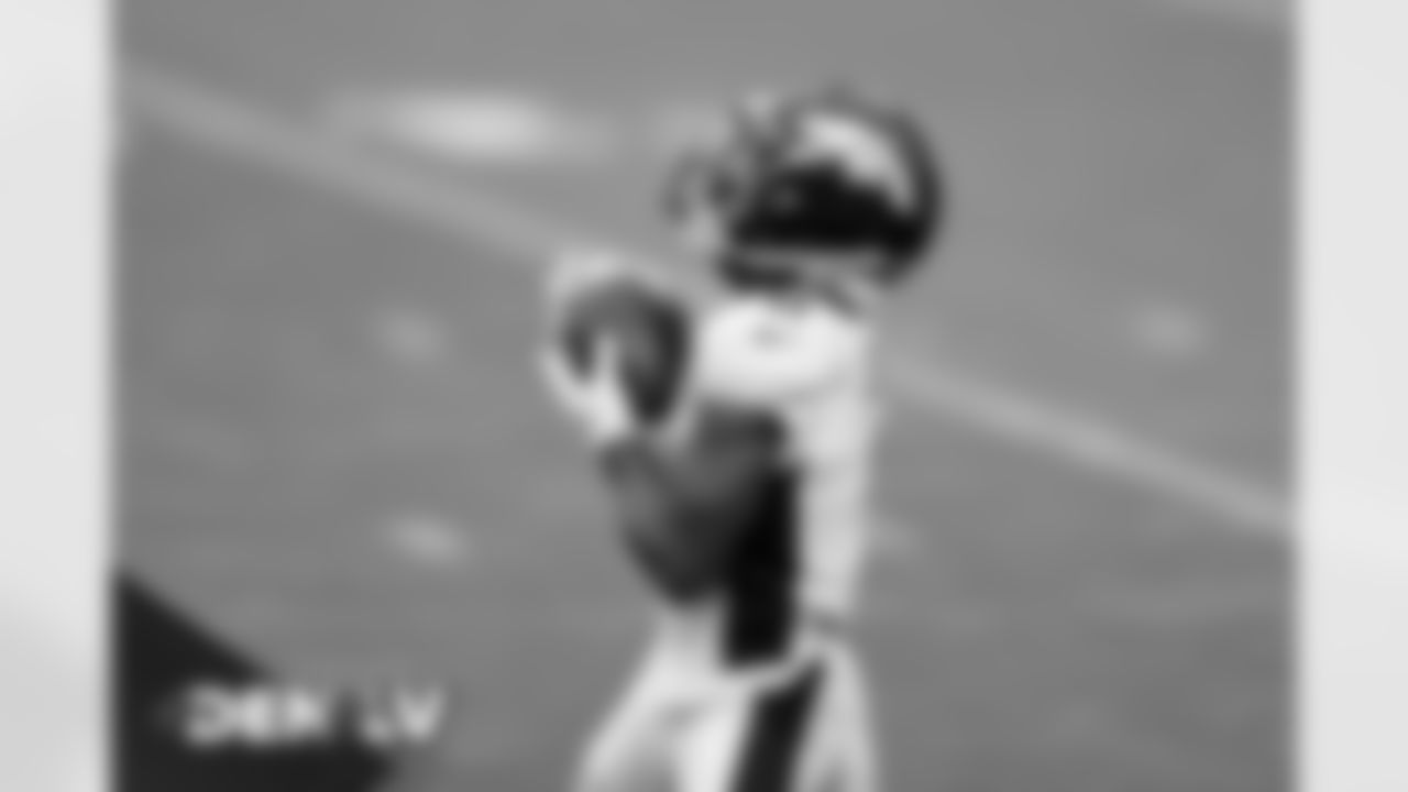 Diontae Spencer warms up before the Broncos' Week 10 game against the Las Vegas Raiders at Allegiant Stadium in Las Vegas, Nevada. (Photo by Gabriel Christus)