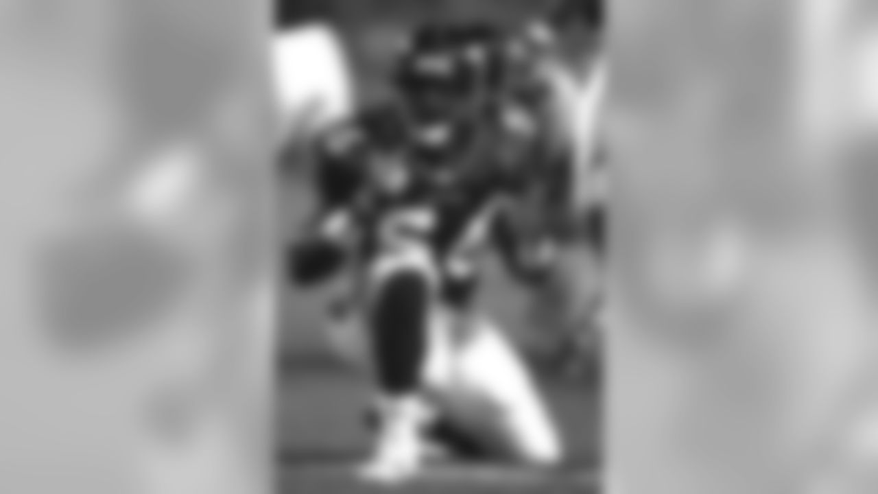 Al Wilson
Drafted: 1999 NFL Draft - first round, 31st overall. All-Pros: 2005. Pro Bowls: 2001-03, 2005-06. Years with Broncos: 1999-2006. Broncos career stats: 125 games, 555 total tackles, 21.5 sacks, eight forced fumbles, seven fumble recoveries, five interceptions, one interception returned for a touchdown.