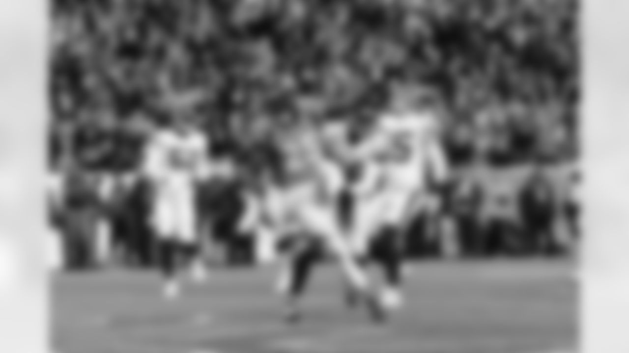 Denver Broncos running back Melvin Gordon III (25) scores a touchdown on a 7-yard run during the NFL game against the Washington Football Team in Denver, Oct. 31, 2021.
(Photo: Eric Lars Bakke)