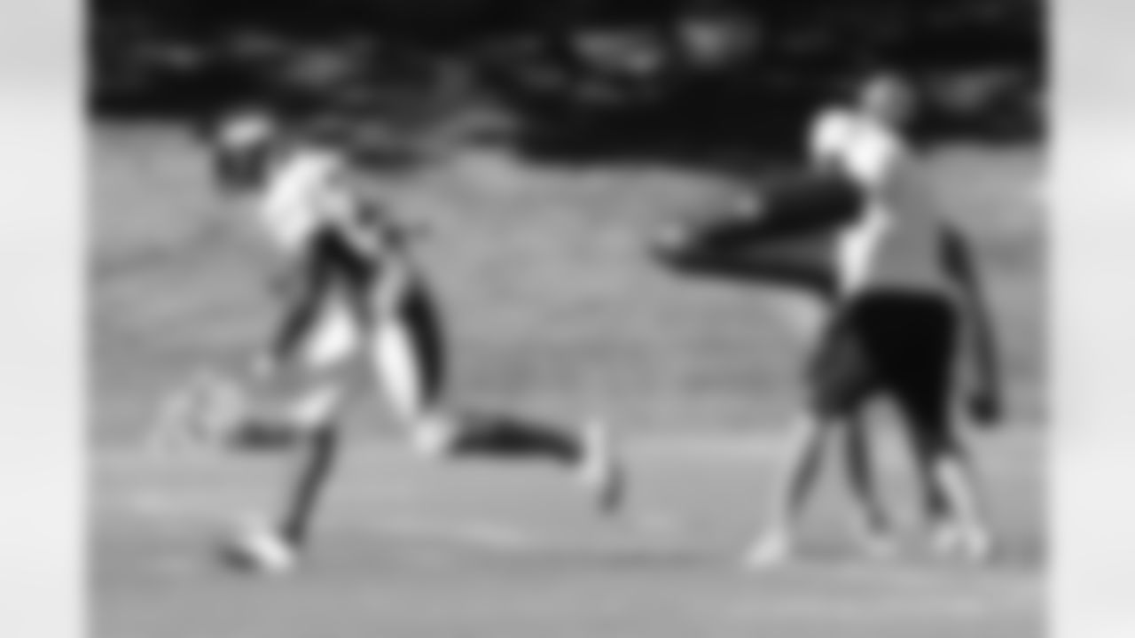 RB Willis McGahee runs through contact after making a catch.