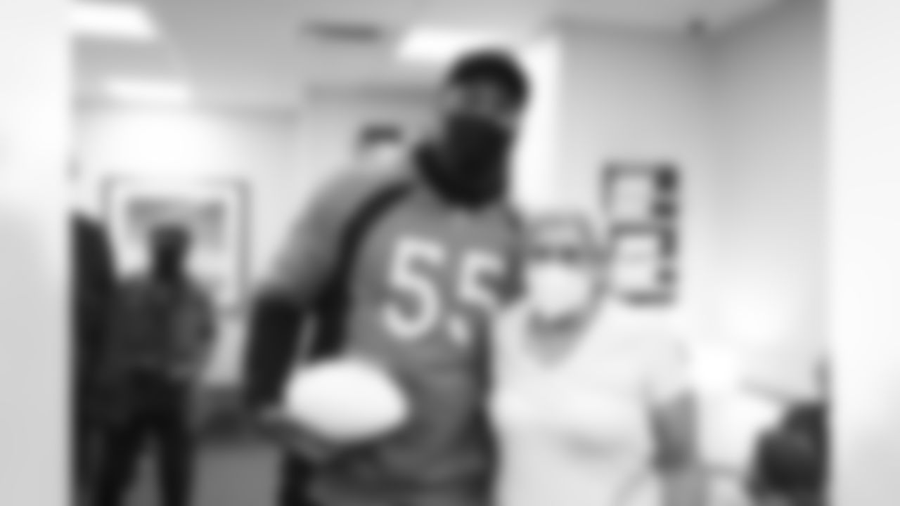 Bradley Chubb during a visit to patients and staff on Tuesday, September 27, 2022 at UCHealth in Aurora, Colorado.
Photo by Gabriel Christus/Denver Broncos
