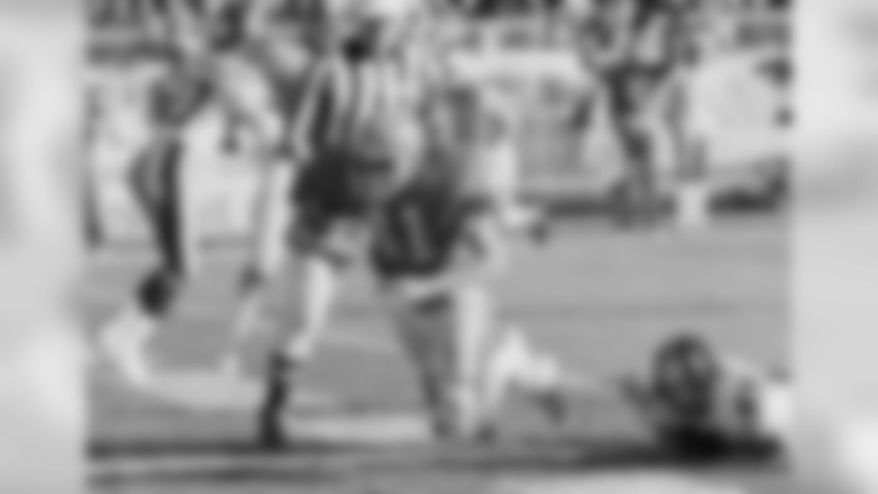 Denver Broncos running back Rob Lytle (41) dives into end zone to score in first quarter of Saturday's AFC Playoff Game against Pittsburgh Steelers at Mile High Stadium, Dec. 24, 1977 in Denver. Jim Allen (45) of Steelers lies on field after missing Lytle. (AP Photo)
