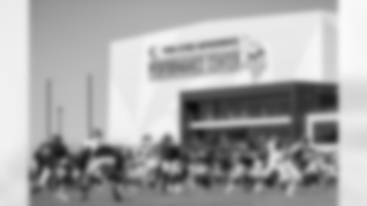 Teddy Bridgewater and the offense run a play during a joint practice with the Minnesota Vikings amid training camp at TCO Performance Center on August 11, 2021. (Photo by Ben Swanson)