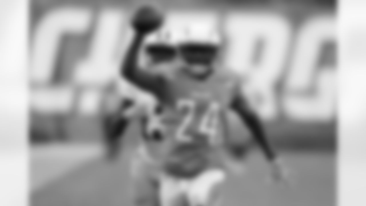 In a high-scoring affair, the Chargers started fast and closed decisively in a 43-35 win over the Titans. On offense, San Diego was led by Melvin Gordon's 196 rushing yards and Philip Rivers' 275 passing yards and two touchdowns. Defensively, the Chargers created separation by forcing Marcus Mariota into three turnovers, including two returned for touchdowns. Tennessee overcame an early 16-0 deficit in the third quarter to gain the 21-19 lead, but San Diego scored 24 points after that to run away with the win.Up next: vs. Dolphins