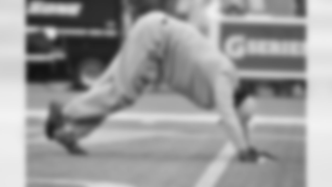 WR Eric Decker stretches out prior to the Week 5 battle with the New England Patriots.