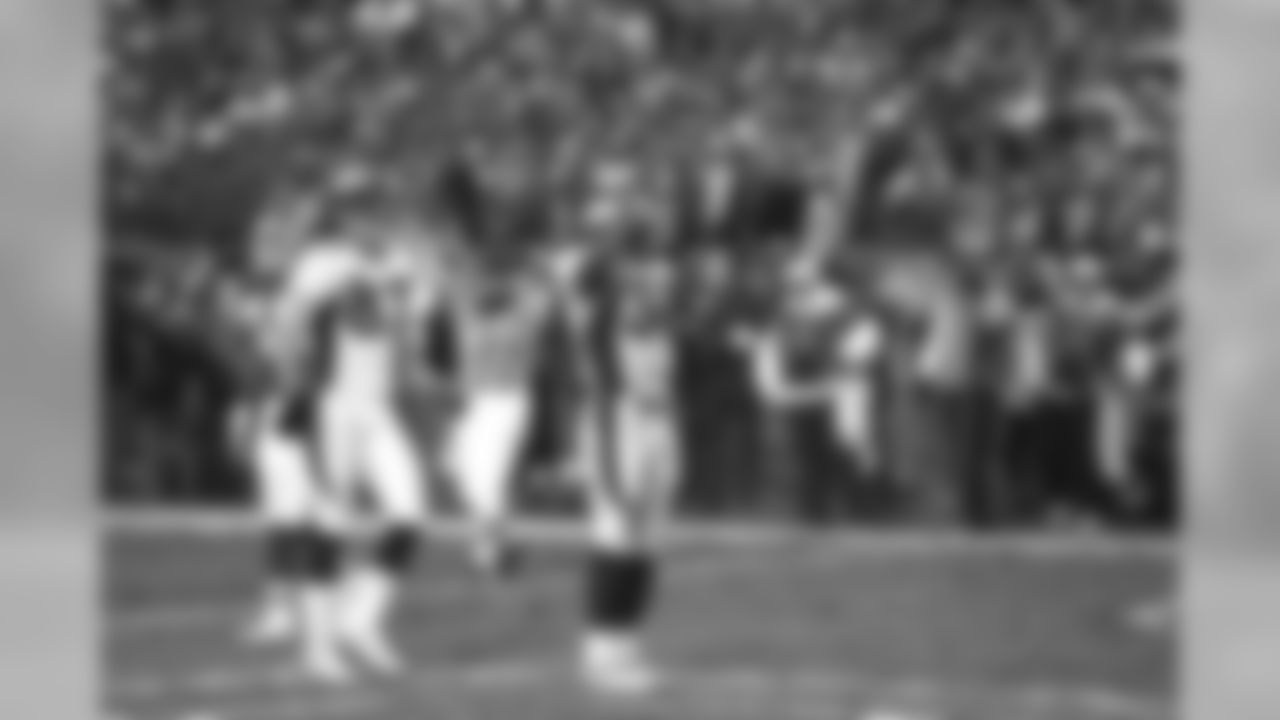 Terrell Davis salutes the crowd after the first touchdown of the game against the Kansas City Chiefs at Arrowhead Stadium in Kansas City on January 4, 1998.