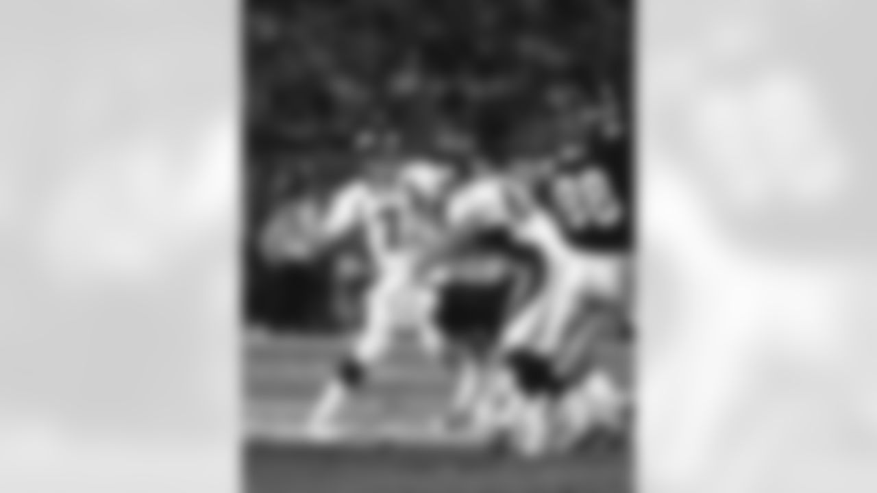 John Elway prepares to fire a pass downfield against the Atlanta Falcons at Pro Player Stadium in Miami, FL on January 31, 1999.