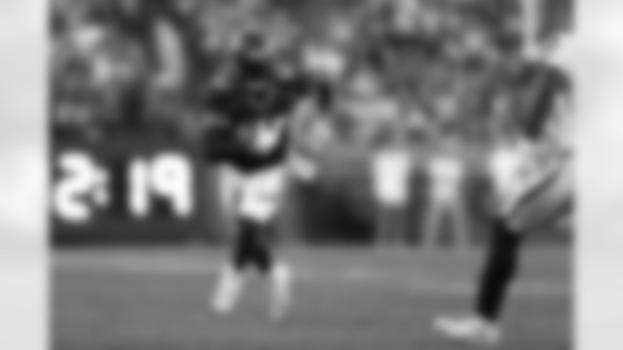 Noah Fant during the Broncos' Week 6 game against the Las Vegas Raiders at Empower Field at Mile High in Denver, Colorado on October 17, 2021. (Photo by Gabriel Christus)