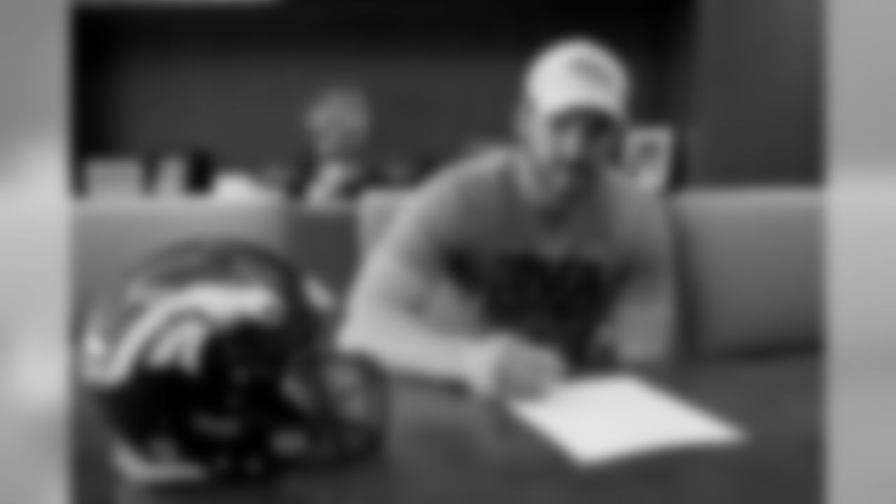 LB Josey Jewell signs his rookie contract.