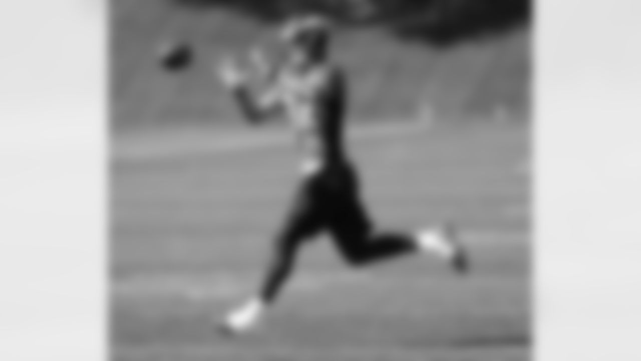 WR Eric Decker looks in a catch.