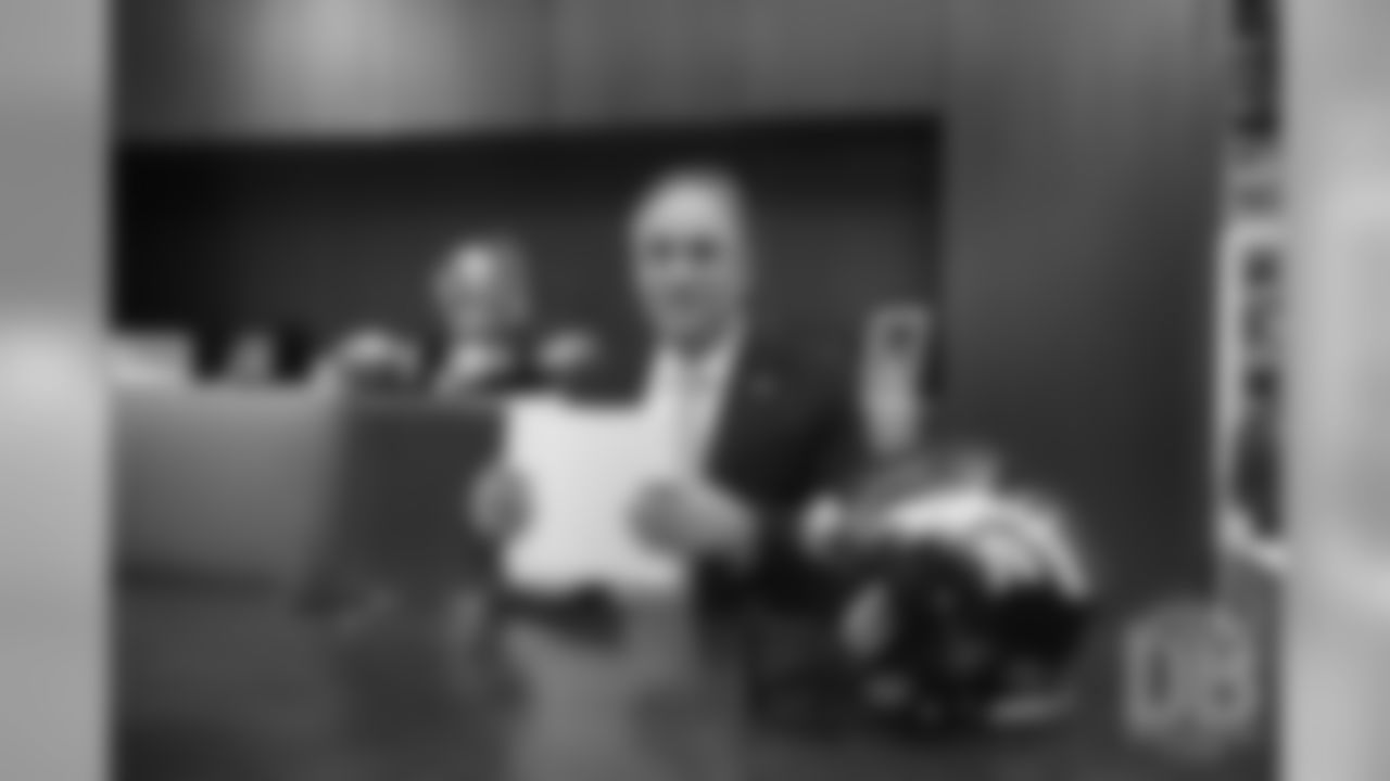 Vic Fangio signs his contract to become the Broncos' head coach on January 10, 2019.
Photo by Gabriel Christus