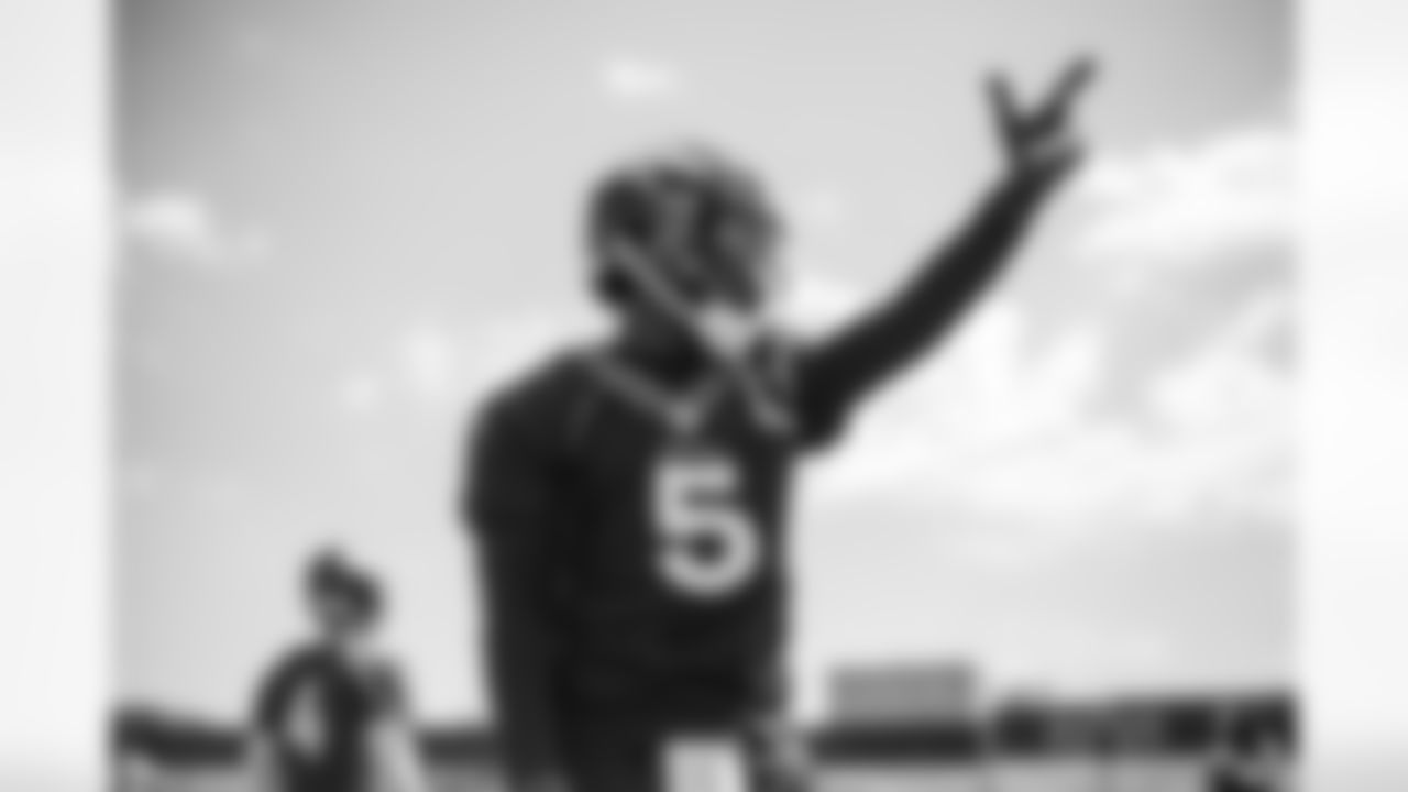 Teddy Bridgewater points downfield during the seventh day of OTA practices at UCHealth Training Center on June 7, 2021. (Photo by Ben Swanson)