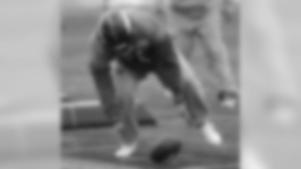 LB Von Miller scoops up a loose ball.
