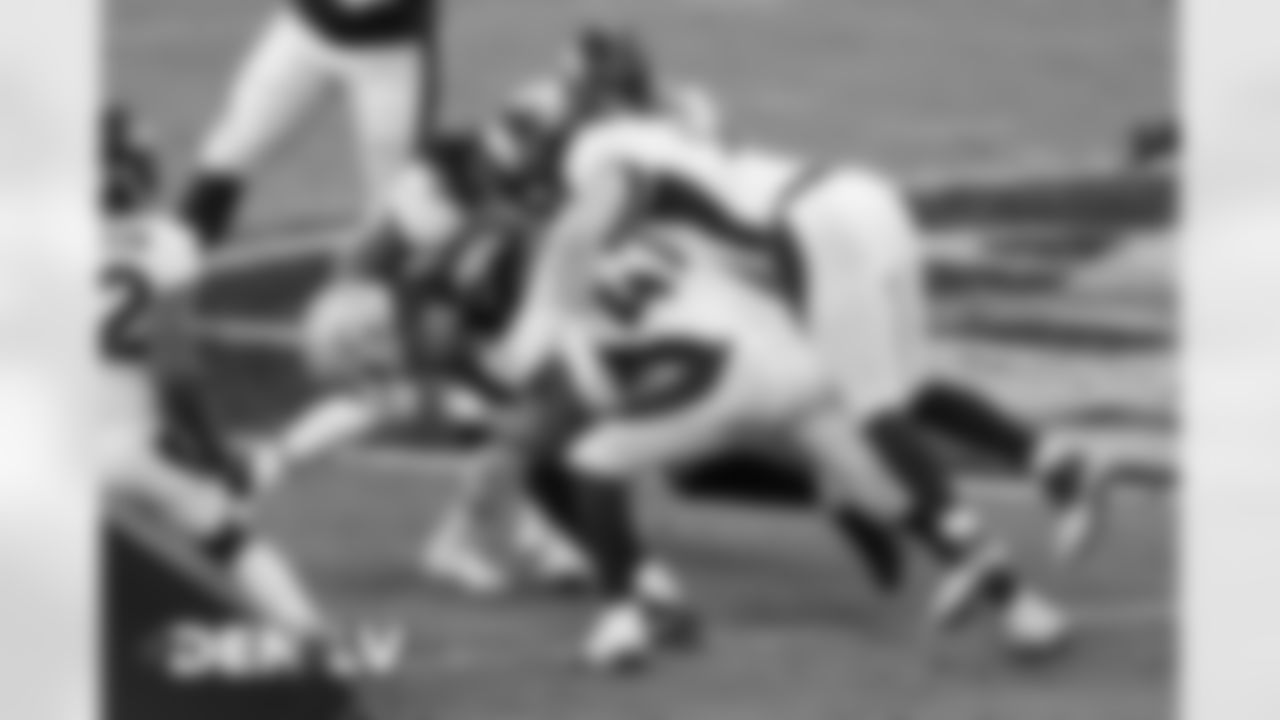 Josey Jewell during the second half of the Broncos' Week 10 game against the Las Vegas Raiders at Allegiant Stadium in Las Vegas, Nevada. (Photo by Zak Krill)