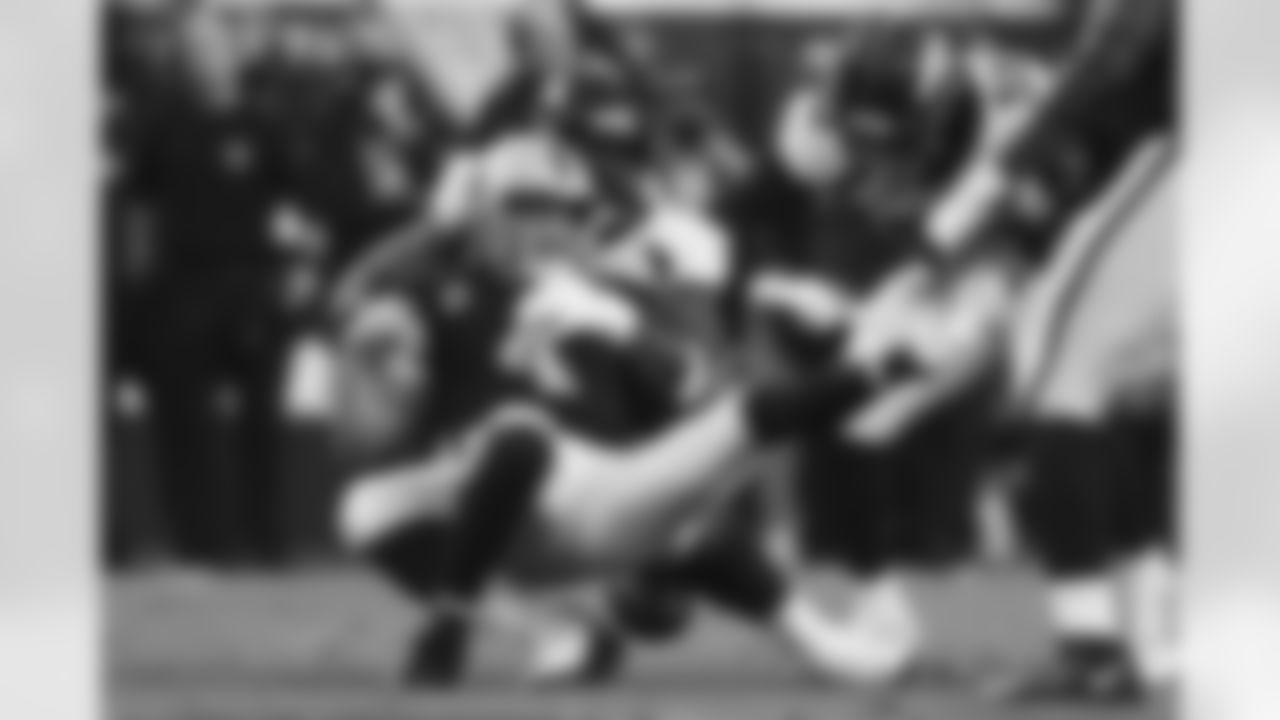 Denver Broncos defensive end Shelby Harris (96) strip sacks Las Vegas Raiders quarterback Derek Carr (4) during the NFL game against the Las Vegas Raiders on Sunday, December 26, 2021 at Allegiant Stadium in Las Vegas, Nevada.
Gabriel Christus