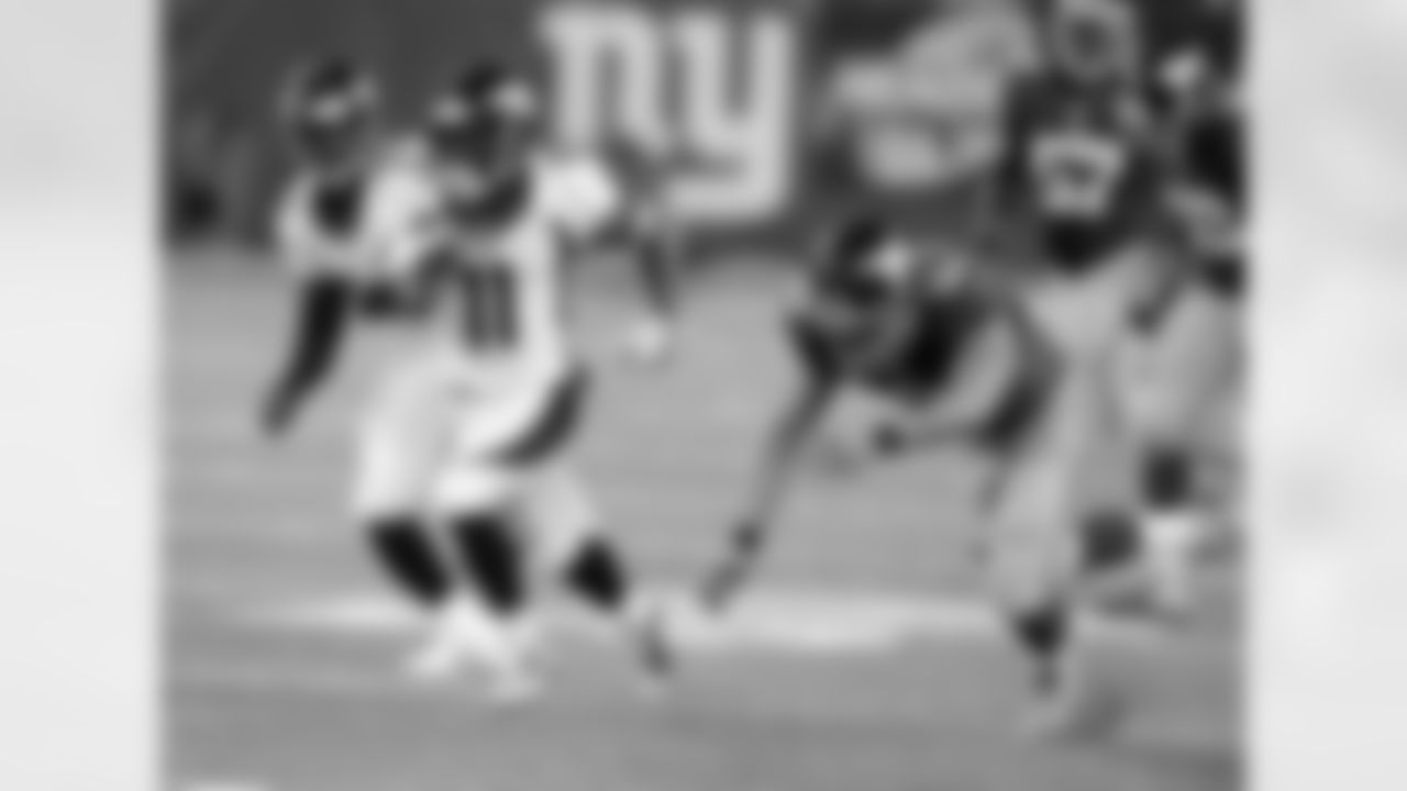 Trindon Holliday breaks away on his fourth quarter punt return touchdown.