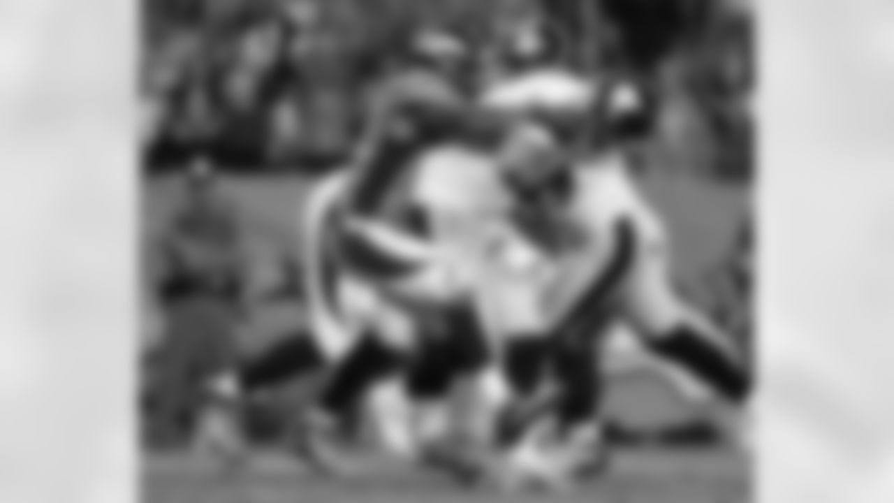 LB Wesley Woodyard sacks Roethlisberger.