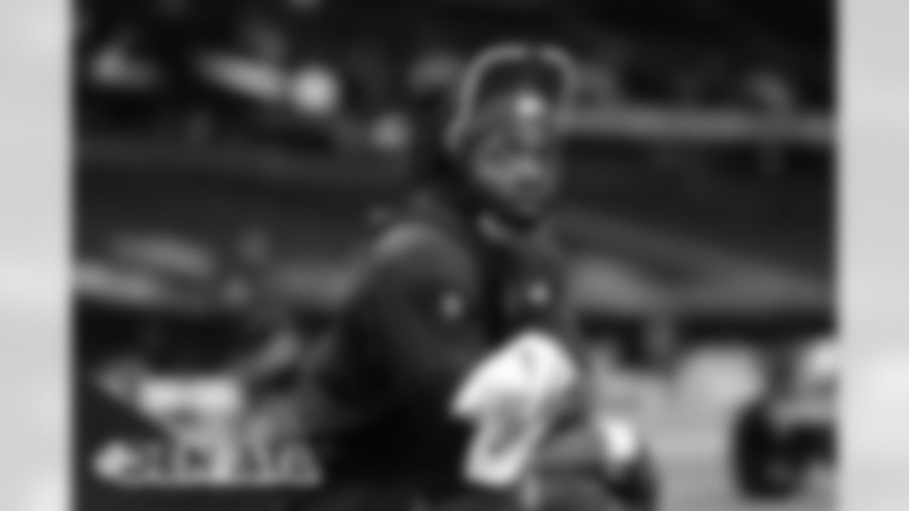 Melvin Gordon III warms up before the Broncos' Week 9 game against the Atlanta Falcons at Mercedes-Benz Stadium in Atlanta, Georgia. (Photo by Gabriel Christus)