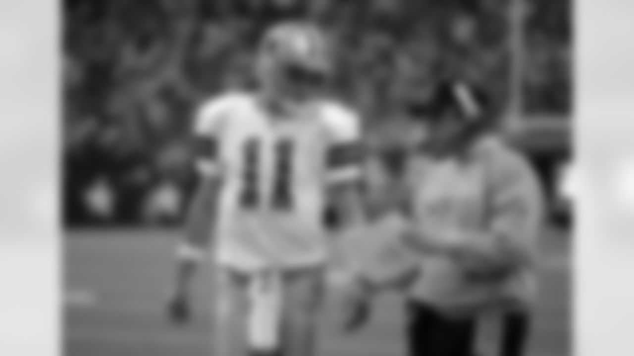 Dallas Cowboys quarterback Drew Bledsoe talks with coach Sean Payton during an NFL football game against the St. Louis Rams Sunday, Jan. 1, 2006, in Irving, Texas. (AP Photo/Tony Gutierrez)